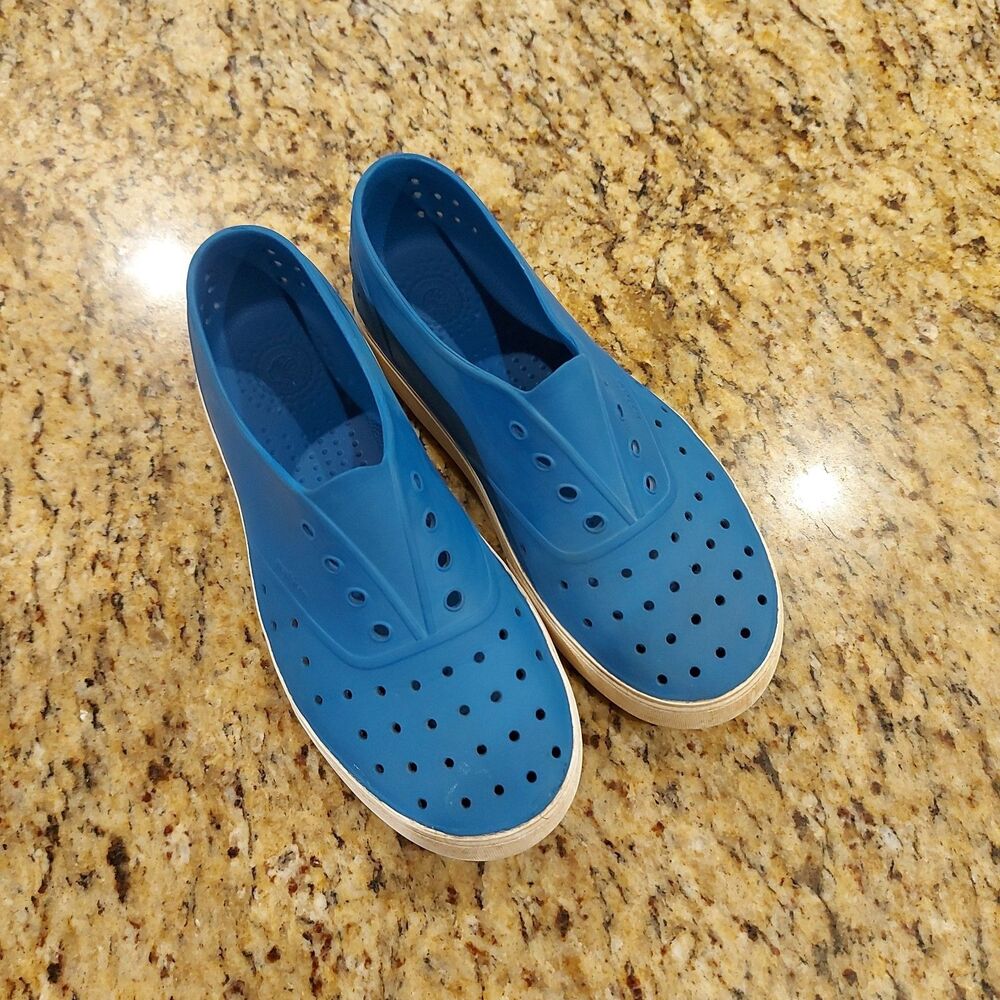 Native Jefferson Kids Slip On Shoes Size J6 Blue